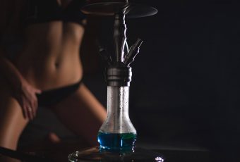 Почему кальян на две трубки неудобно курить в большой компании?