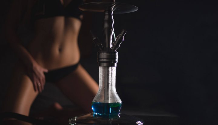 Почему кальян на две трубки неудобно курить в большой компании?